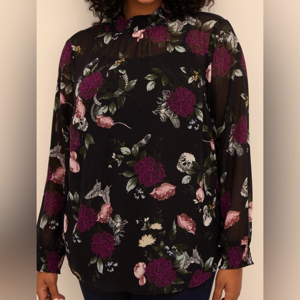 Torrid sz1 chiffon floral print edged up with skulls, butterflies and snakes.